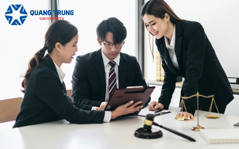 Có nên đăng ký học Đại học Luật kinh tế không?