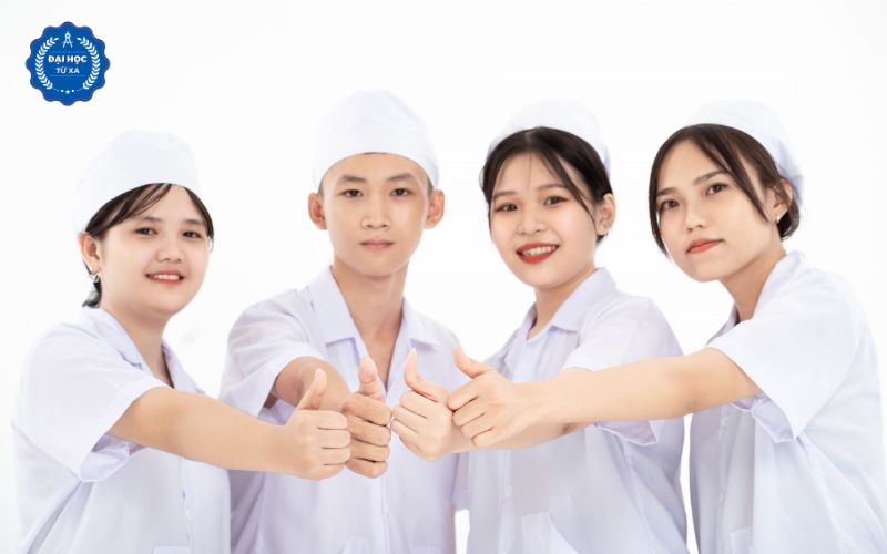 Đại học Điều dưỡng vừa học vừa làm ra trường có dễ xin việc không?