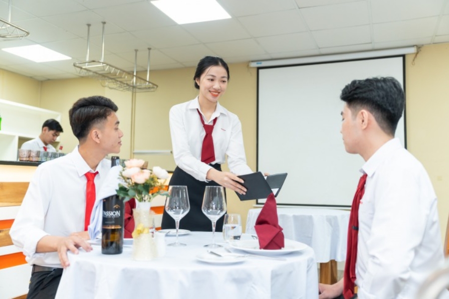 Bằng Đại học Quản trị khách sạn nhà hàng vừa học vừa làm có giá trị gì?