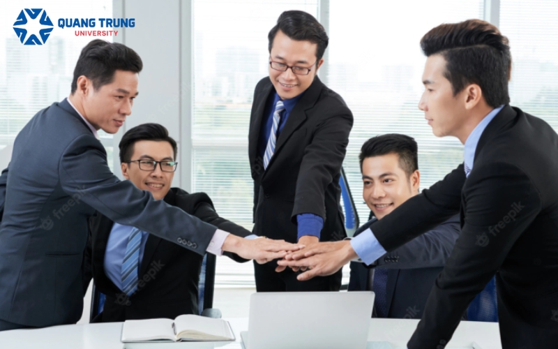 Học Văn bằng 2 Đại học Luật kinh tế ra trường làm việc gì? Làm ở đâu?