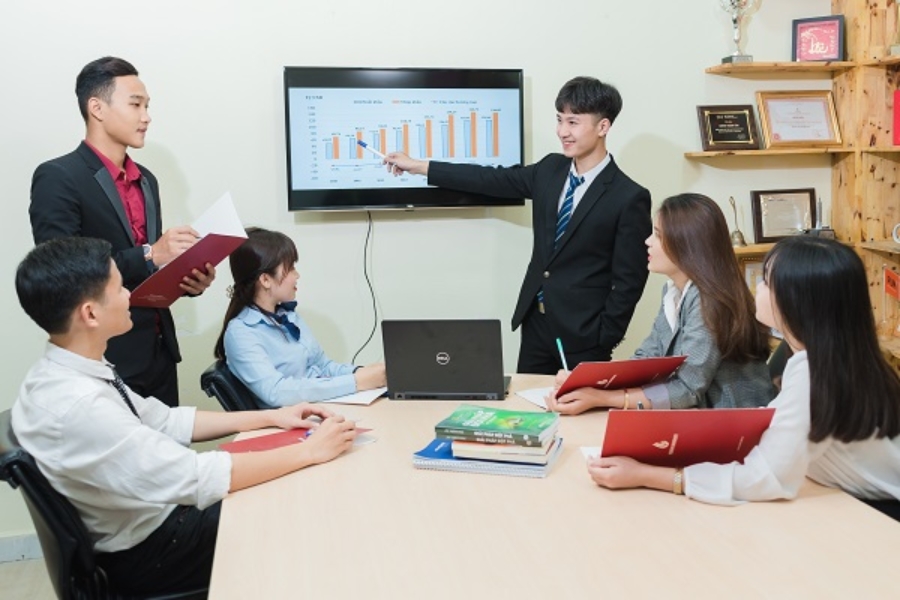 Học Văn bằng 2 Đại học Quản trị kinh doanh ra trường làm gì?
