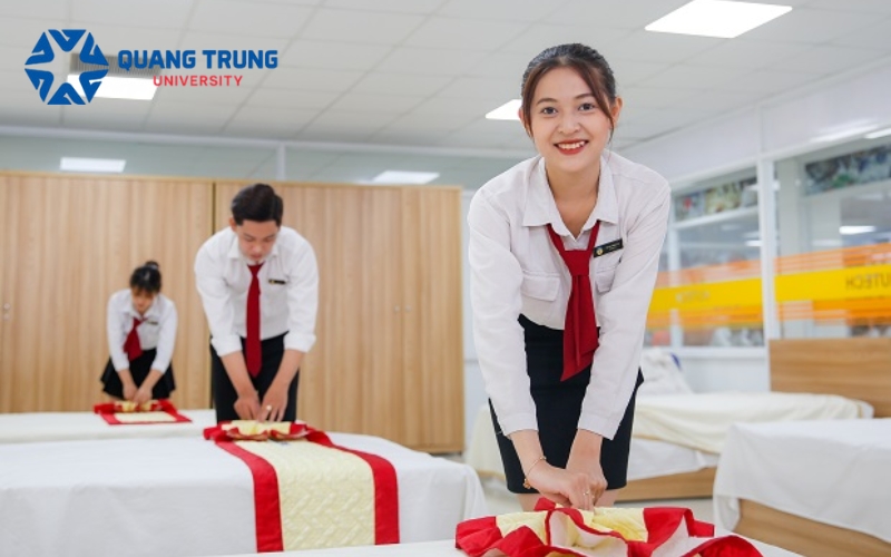 Lợi ích học Đại học Quản trị khách sạn nhà hàng vừa học vừa làm là gì?