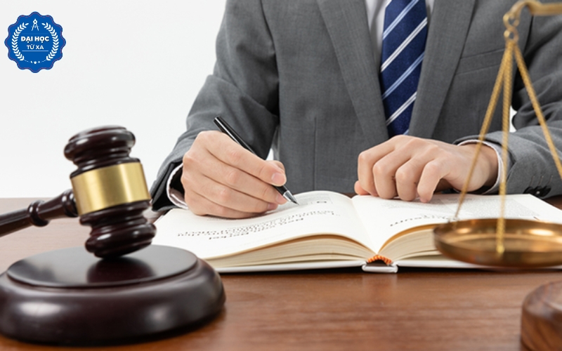 Học Đại học Luật kinh tế chính quy có khó không?