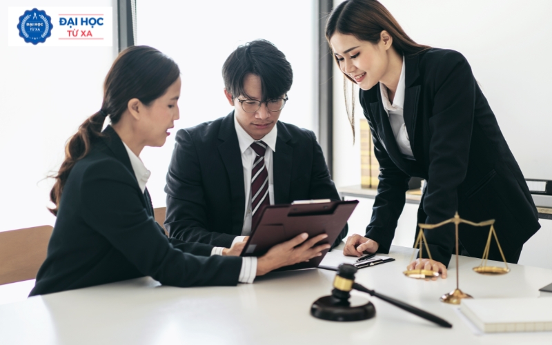 Sau khi tốt nghiệp Đại học Luật online ra trường làm việc gì?