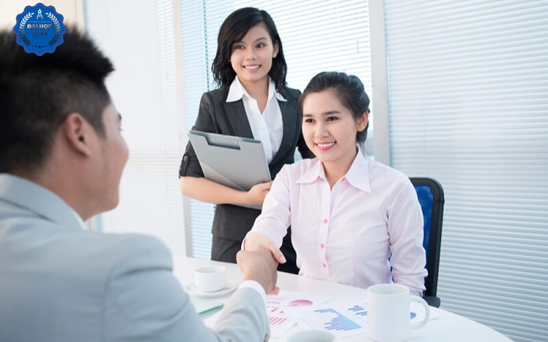 Học online ngành Quản trị kinh doanh ra trường làm việc gì?