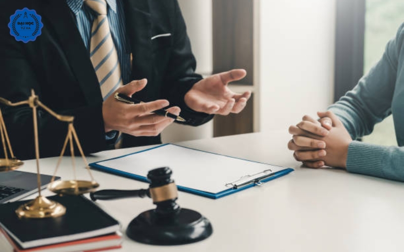 Học Văn bằng 2 Đại học Luật kinh tế có dễ xin việc không?