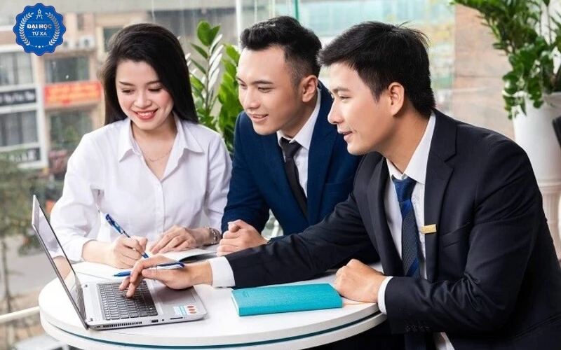 Học Liên thông online ngành Tài chính ngân hàng có lợi gì?