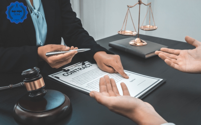 Học trực tuyến ngành Luật kinh tế có phù hợp với bạn không?