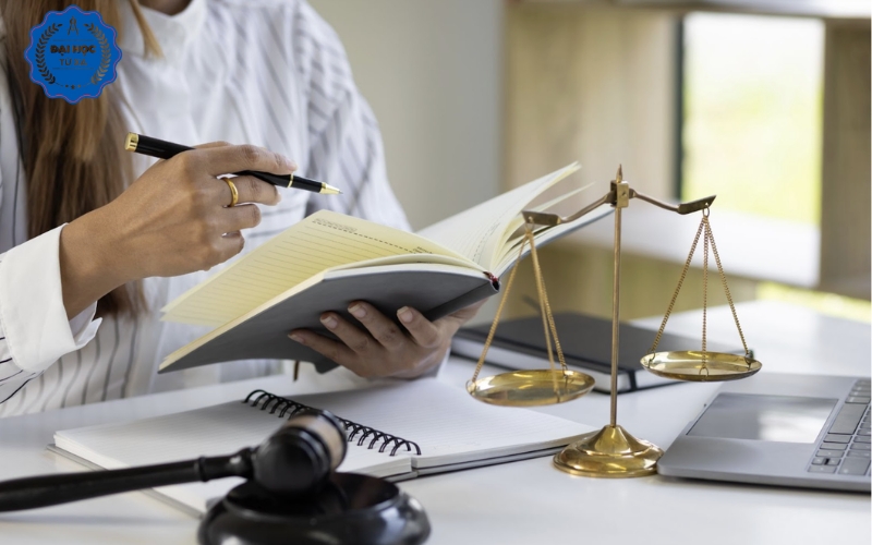 Học trực tuyến ngành Luật kinh tế ở đâu uy tín?