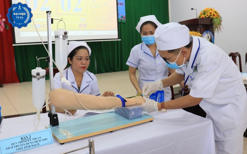 Mức học phí học trực tuyến ngành Điều dưỡng có cao không?