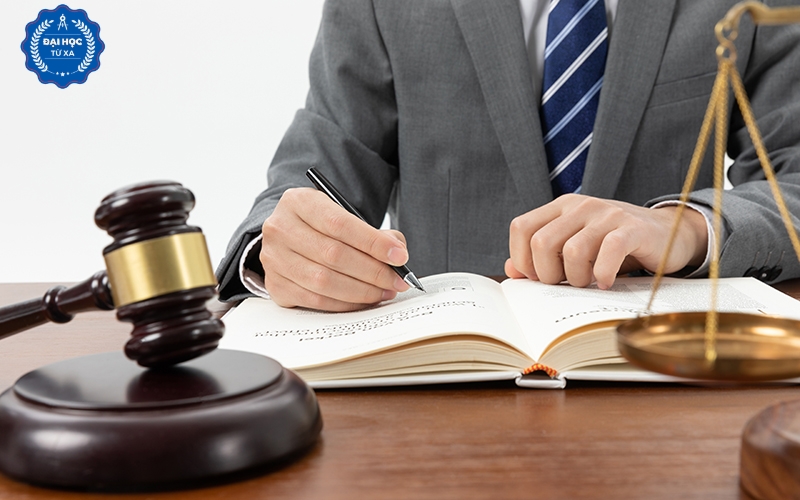 Thông báo tuyển sinh học Đại học Luật kinh tế Văn bằng 2