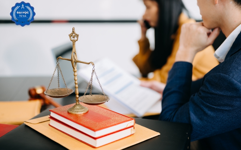 Thời gian học từ xa Đại học ngành Luật kinh tế bao lâu?