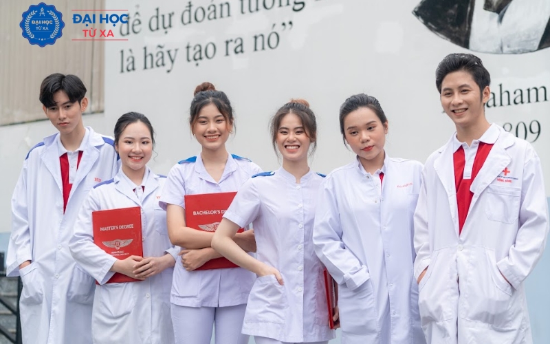 Đối tượng nào phù hợp với chương trình Đại học Y tế công cộng hệ Từ xa?