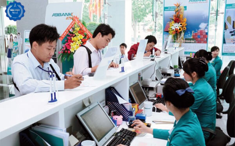 Học ở đâu để vừa làm vừa hoàn thành Văn bằng 2 ngành Tài chính ngân hàng?