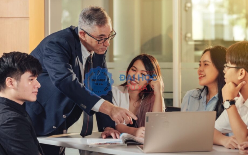 Vì sao nhiều người lựa chọn học Văn bằng 2 ngành Quản trị kinh doanh?