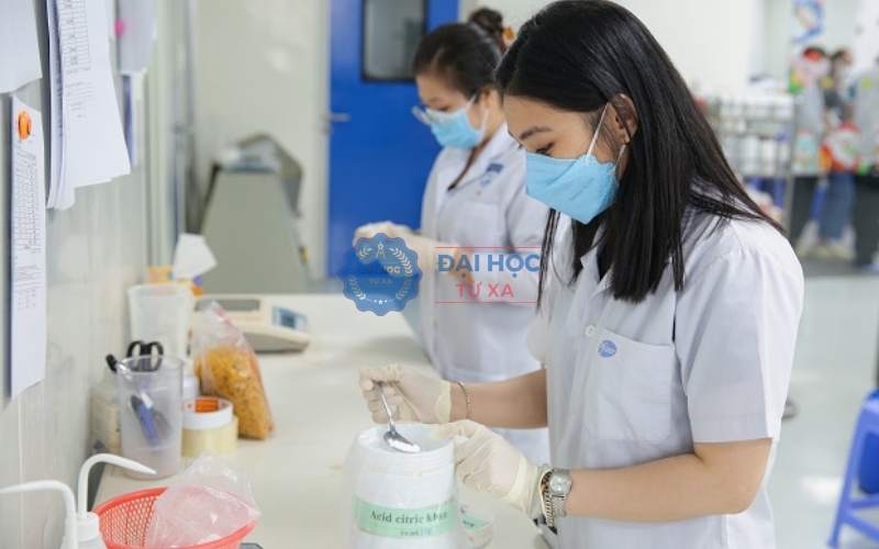 Mức lương sau khi tốt nghiệp Văn bằng 2 ngành Dược từ xa